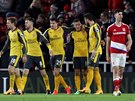 Fotbalisté Arsenalu slaví gól Mesuta Özila v utkání proti Middlesbrough.
