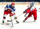Filip Chytil napadá ruského soupeře v utkání mistrovství světa hokejistů do 18...