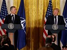 Americký prezident Donald Trump a generální tajemník NATO Jens Stoltenberg na...