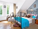 Romantický podkrovní pokojík zdobí kovová postel z IKEA a houpací klasika od...