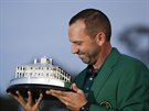 panlský golfista Sergio García s trofejí pro vítze Masters.v August.