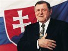 Vladimír Meiar na pozadí slovenské vlajky.