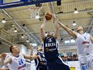 Kolínský basketbalista Garret Kerr doskoil ped imonem Jekem (24) a Ondejem...