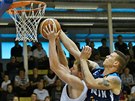 Dínský basketbalista Luká Baant a kolínský Ladislav Horák v souboji o mí.