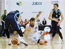Dínský basketbalista Jakub Krakovi (v bílém) skáe po míi, sleduje ho Luká...