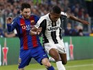 Lionel Messi (vlevo) z Barcelony v souboji s Alexem Sandrem z Juventusu Turín.