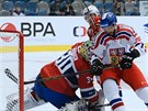 eský hokejista Tomá Hyka ped brankou norského gólmana Larse Haugena