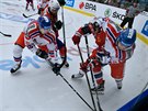 V utkání s Norskem o puk usilují etí hokejisté Robin Hanzl (vpravo) a Libor...