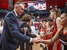 Kamil Novák, funkcioná FIBA Europe, pedává basketbalistkám Jekatrinburgu...
