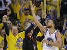 Stephen Curry z Golden State slaví se svými fanouky.