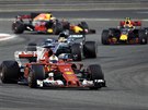 Sebastian Vettel (vpedu) na trati Velké ceny Bahrajnu