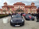 Sedmdestku Ferrari si jejich majitel pijeli ut do Prahy, k Trojskmu...
