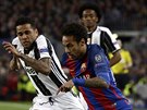 Barcelonský rychlík Neymar utíká obránci Juventusu Danimu Alvesovi.