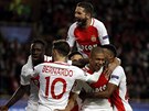 ZA POSTUPEM! Fotbalisté Monaka se radují z gólu Kyliana Mbappého (vpedu) do...