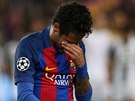 Neymar z Barcelony vyazení od Juventusu na trávníku oplakal.