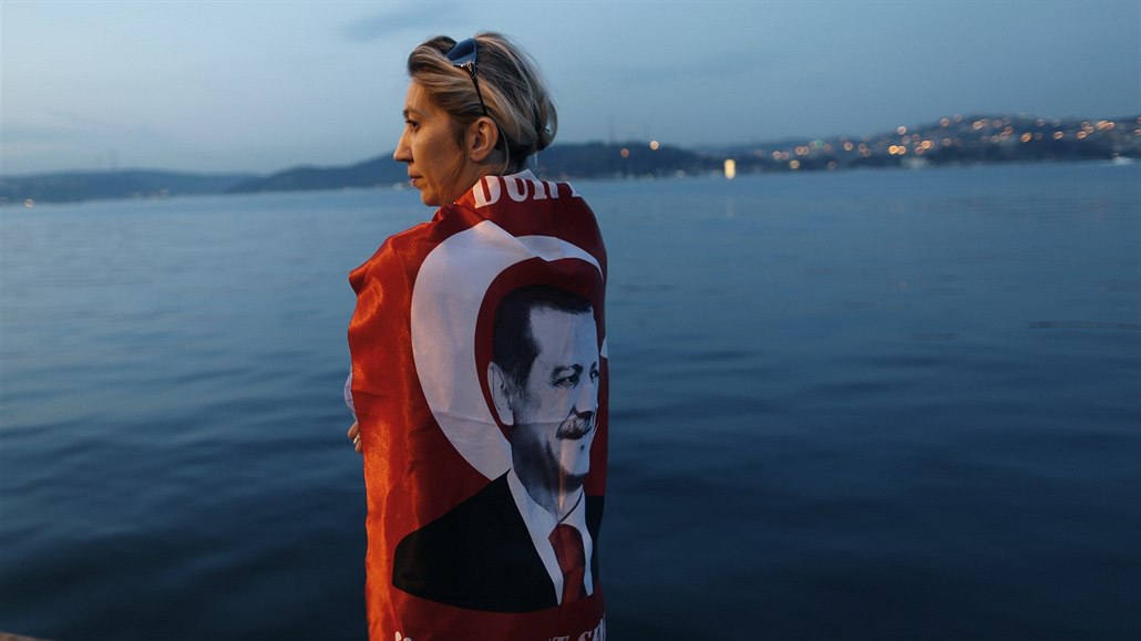 P�íznivkyn� tureckého prezidenta Recepa Tayyipa Erdogana v Istanbulu (16. dubna...