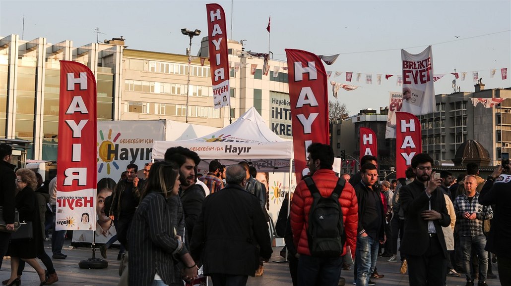 Stoupenci kampan� proti ústavním zm�nám v Istanbulu (14. dubna 2017)