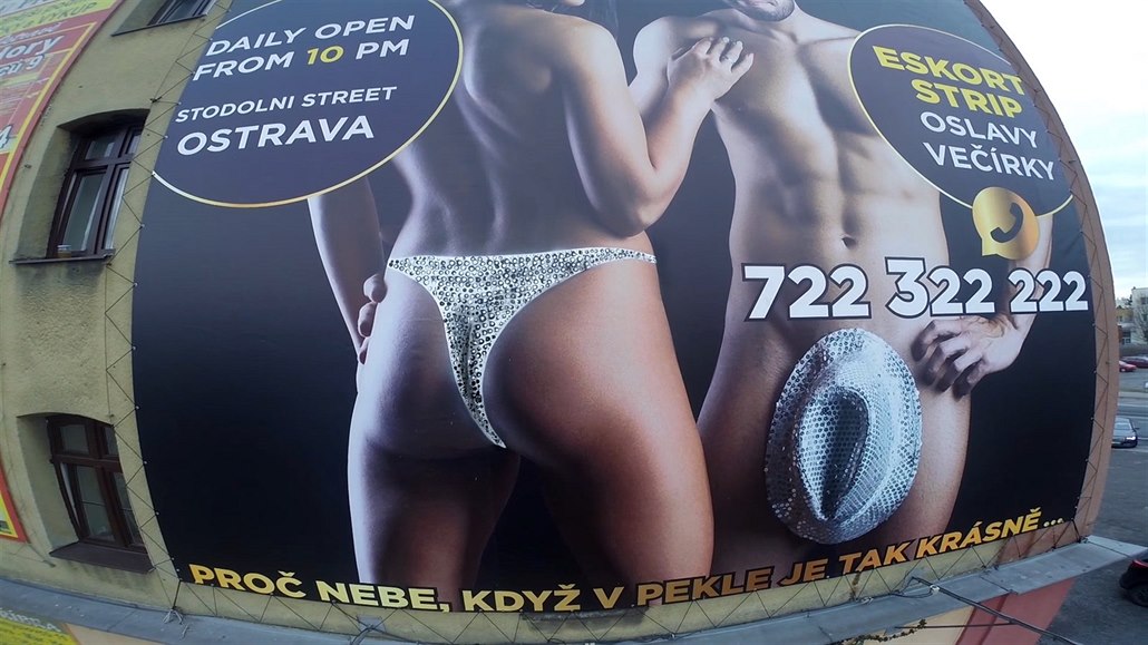 VIDEO: Nahá modelka vadila. Majitel nechal na billboard nastříkat kalhotky  - iDNES.cz