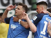 Adam Szalai(vlevo) z Hoffenheimu se raduje ze vstřeleného gólu v utkání proti...