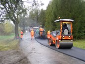 Zima letos silnice v Pardubickém kraji nešetřila. Opravy jsou v plném proudu.