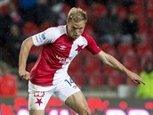 Mick Van Buren (vpravo) ze Slavie v duelu s Karvinou