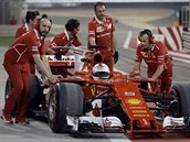 Mechanici z Ferrari odtlauj porouchan vz Sebastiana Vettela.