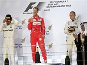 Sebastian Vettel (uprosted) slav triumf ve Velk cen Bahrajnu., vlevo je...