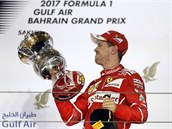 Sebastian Vettel s trofej pro vtze Velk ceny Bahrajnu.