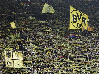 Fanoušci Dortmundu během víkendového utkání německé ligy proti Frankfurtu.