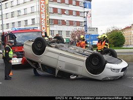 Hasii zasahují u nehody automobil v ulici 5. kvtna na Pankráci.