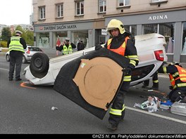 Hasii zasahují u nehody automobil v ulici 5. kvtna na Pankráci.