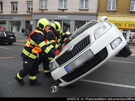 Hasii zasahují u nehody automobil v ulici 5. kvtna na Pankráci.