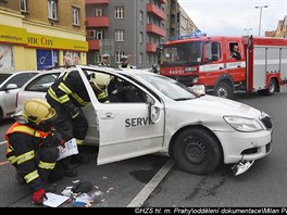 Hasii zasahují u nehody automobil v ulici 5. kvtna na Pankráci.