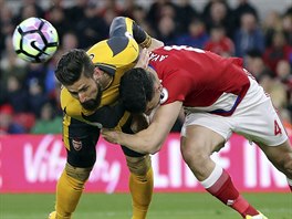 Olivier Giroud z Arsenalu (vlevo) Daniel Ayala z Middlesbrough ve skoro...