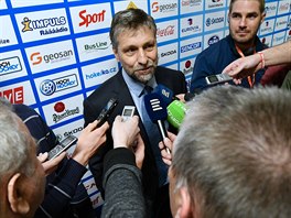 Josef Jandač hovoří s novináři po zápase s Norskem.