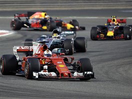 Sebastian Vettel (vpedu) na trati Velk ceny Bahrajnu
