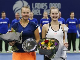 Markta Vondrouov, vtzka turnaje v Bielu (vpravo), a Anett Kontaveitov,...
