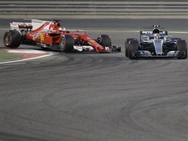 Valtteri Bottas (vpravo) ped Sebastianem Vettelem ve Velk cen Bahrajnu