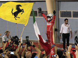 Sebastian Vettel slaví triumf ve Velké cen Bahrajnu.