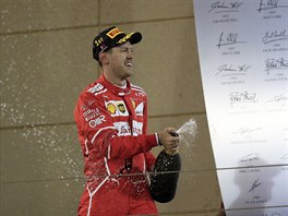 Sebastian Vettel slav triumf ve Velk cen Bahrajnu.