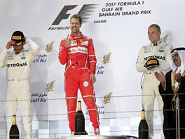 Sebastian Vettel (uprosted) slav triumf ve Velk cen Bahrajnu., vlevo je...
