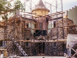 Základní kostra hradu byla hotová za několik měsíců. Desetiletí ale trvalo...
