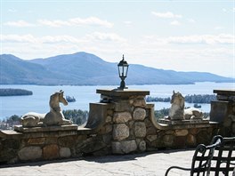 Z hradu je výhled na jezero Lake George s křišťálově čistou vodou, kterému se...