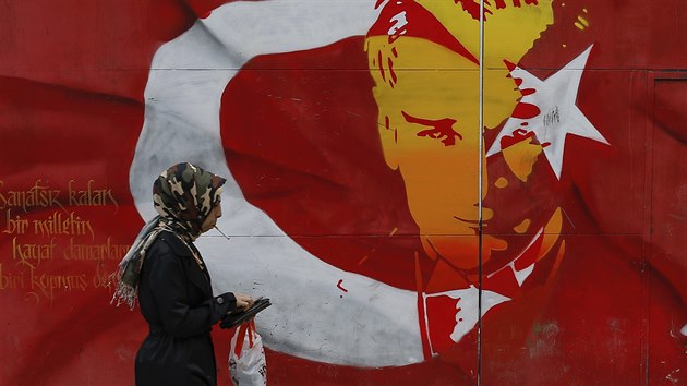 ena prochz kolem plaktu s podobiznou zakladatele Tureck republiky Mustafou Kemalem Atatrkem. (12.4. 2017)