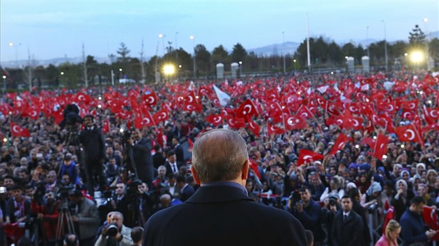 Turci si odhlasovali zmnu stavy a vce pravomoc pro prezidenta Recepa Tayyipa Erdogana. (18.4. 2017)