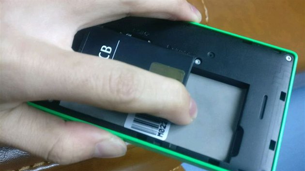 Prototyp Nokia id326-3 s displejem pes cel elo telefonu z roku 2014