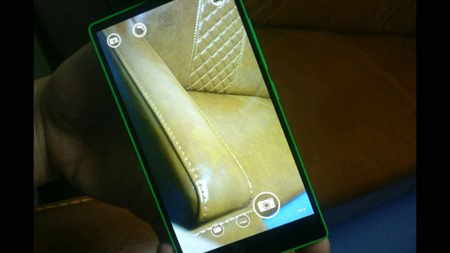 Prototyp Nokia id326-3 s displejem pes cel elo telefonu z roku 2014