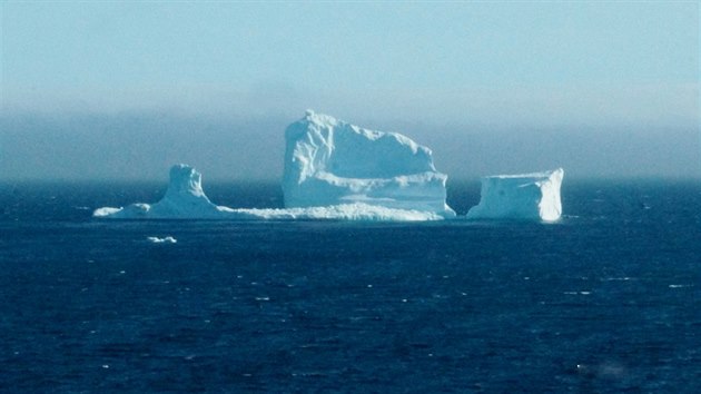 Pohled na ledovec u kanadskho msteka Ferryland (16. dubna 2017)