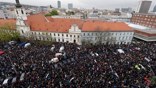 Nkolik tisc lid se v ter v Bratislav zapojilo do pochodu a shromdn proti korupci (18.4.2017).