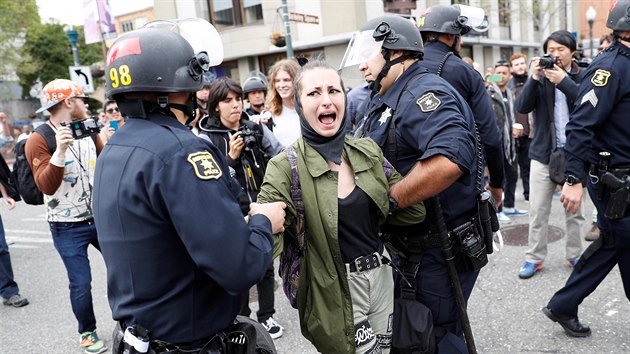 V Berkeley se stetli pznovci a odprci prezidenta Donalda Trumpa.